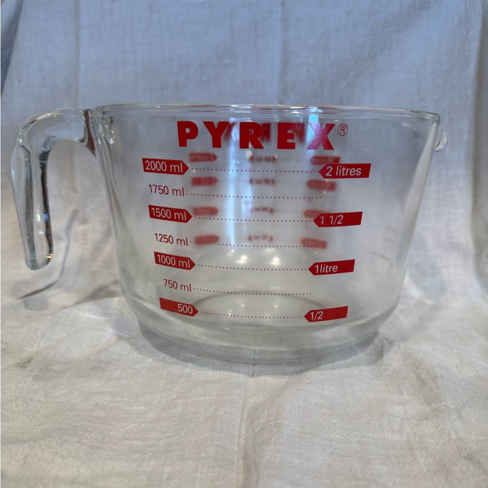 PYREX 8 Cup 64oz Measuring Glass Mixing Bowl Red Lettering Large 2 Qt Bowl USA - Picture 2 of 8